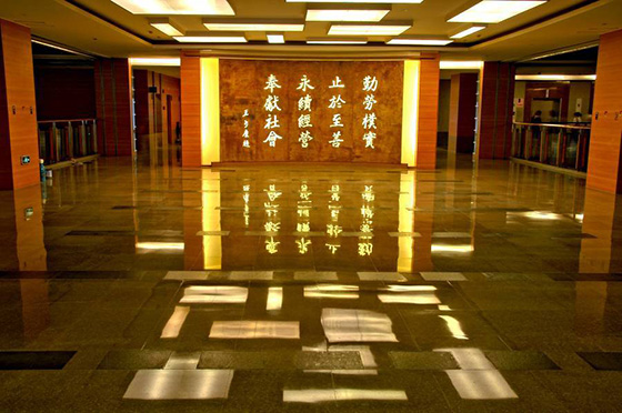 采用草莓视频色版下载防火板裝修的廈門長庚醫院大廳